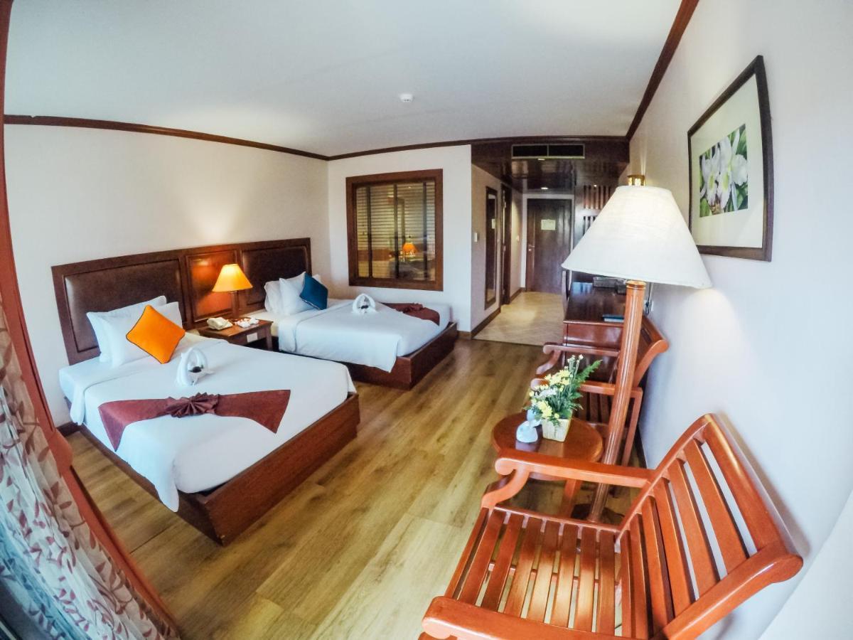 Waterfront suites phuket. БАУМАНБУРИ отель Пхукет. Отель в Таиланде баннманбури.